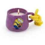 Brennende Minions-Kerze in lila Tasse mit gelber Kordel