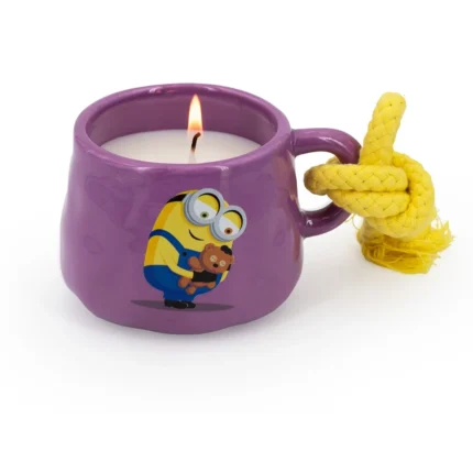 Brennende Minions-Kerze in lila Tasse mit gelber Kordel