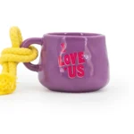 Rückseite einer lila Kerzentasse mit I LOVE US-Aufdruck und Kordel