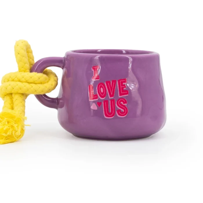 Rückseite einer lila Kerzentasse mit I LOVE US-Aufdruck und Kordel