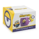 Vorderseite der Minions-Verpackung mit lila Kerzentasse und Kordel