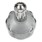 Nahaufnahme des offenen Metallaufsatzes einer grauen Lampe Berger