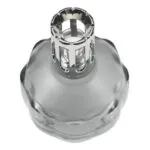 Nahaufnahme des offenen Metallaufsatzes einer grauen Lampe Berger