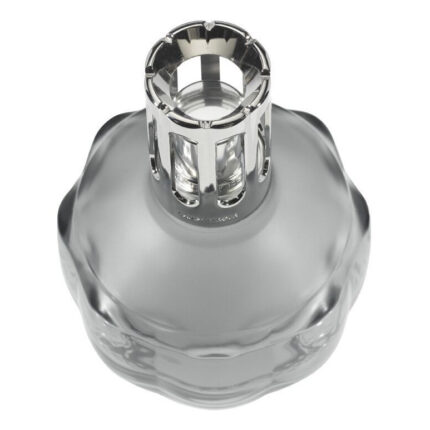 Nahaufnahme des offenen Metallaufsatzes einer grauen Lampe Berger