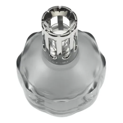 Nahaufnahme des offenen Metallaufsatzes einer grauen Lampe Berger