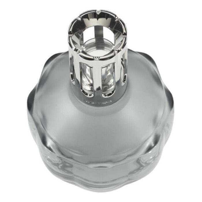 Nahaufnahme des offenen Metallaufsatzes einer grauen Lampe Berger
