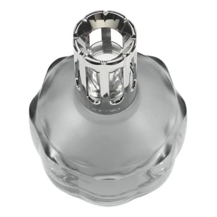 Nahaufnahme des offenen Metallaufsatzes einer grauen Lampe Berger
