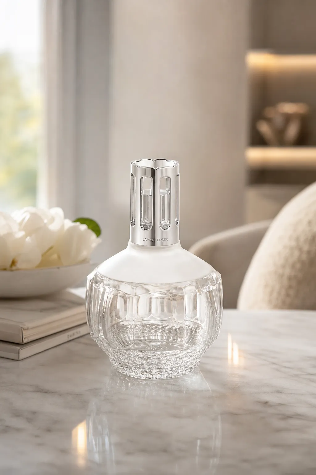 Lampe Berger im Wohnbereich Klare Lampe Berger steht auf einem Tisch in einem Wohnbereich