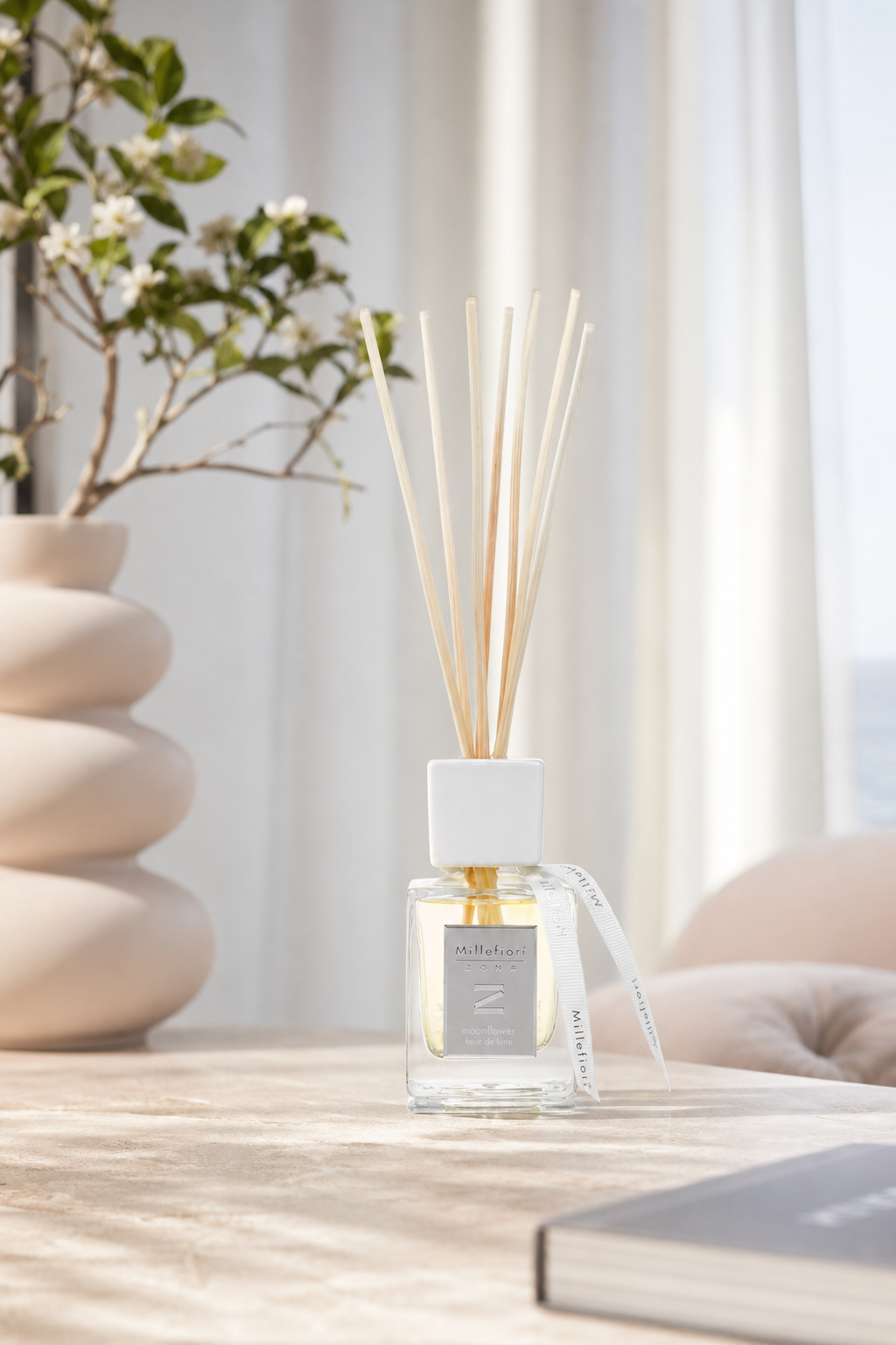 Moonflower - Zona Reed Diffuser 100ml in einer stimmungsvollen Anwendungsszene