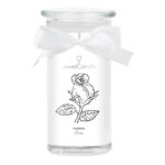 Weiße JewelCandle-Kerze im Glas mit Rosenz e ichnung und Schleife