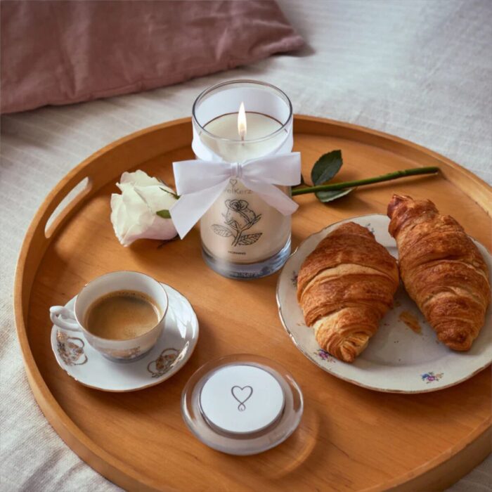 Brennende Morning Rose Kerze mit Rose, Kaffee und Croissants auf Tablett