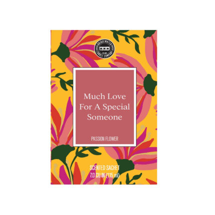 Verpackung des Bridgewater Duftsachets Much Love mit Passion-Flower-Aufdruck