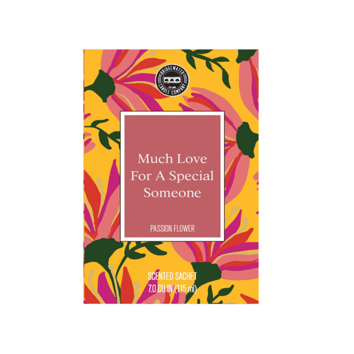 Verpackung des Bridgewater Duftsachets Much Love mit Passion-Flower-Aufdruck