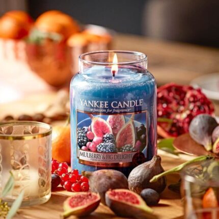 Brennende Yankee Candle Mulberry & Fig Delight zwischen Feigen und Beeren
