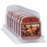 Mehrere Village Candle Mulled Cider Verpackungen in transparenter Verkaufsschale