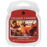 Village Candle Mulled Cider Verpackung mit rotem Etikett und Getränkemotiv