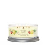 Geöffnete Yankee Candle Iced Berry Lemonade Kerze auf rundem Kerzenhalter