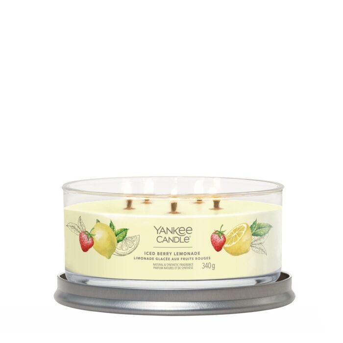 Geöffnete Yankee Candle Iced Berry Lemonade Kerze auf rundem Kerzenhalter