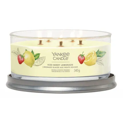 Geöffnete Yankee Candle Iced Berry Lemonade Kerze auf rundem Kerzenhalter