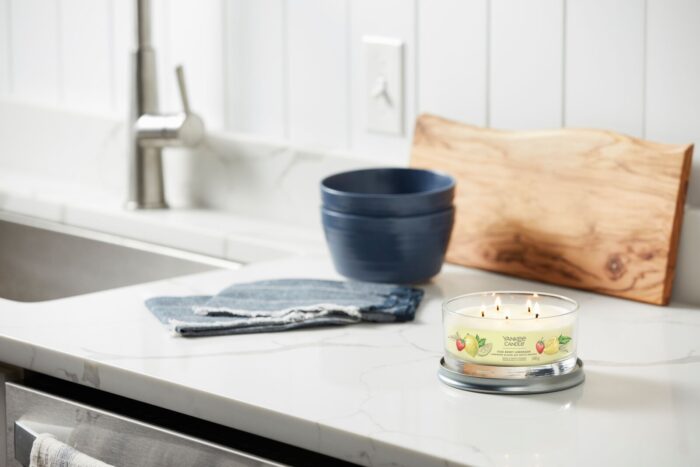 Brennende Yankee Candle Kerze mit mehreren Dochten auf einer Küchenarbeitsfläche