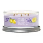 Brennende Lemon Lavender Kerze mit fünf Flammen auf Metalluntersetzer