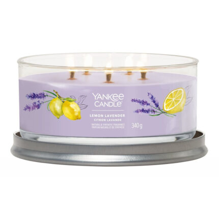 Brennende Lemon Lavender Kerze mit fünf Flammen auf Metalluntersetzer