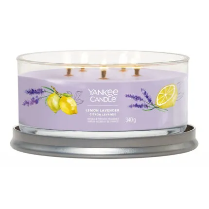 Brennende Lemon Lavender Kerze mit fünf Flammen auf Metalluntersetzer