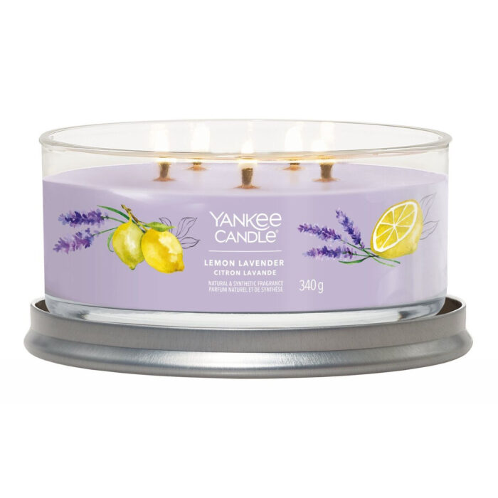 Brennende Lemon Lavender Kerze mit fünf Flammen auf Metalluntersetzer