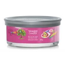 Yankee Candle Art in the Park Tumbler steht neben weiteren Kerzen auf einem Sideboard