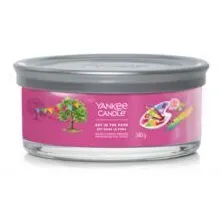 Yankee Candle Art in the Park Tumbler steht neben weiteren Kerzen auf einem Sideboard