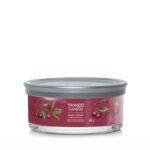 Yankee Candle Black Cherry Duftkerze mit silbernem Deckel und Kirschmotiv