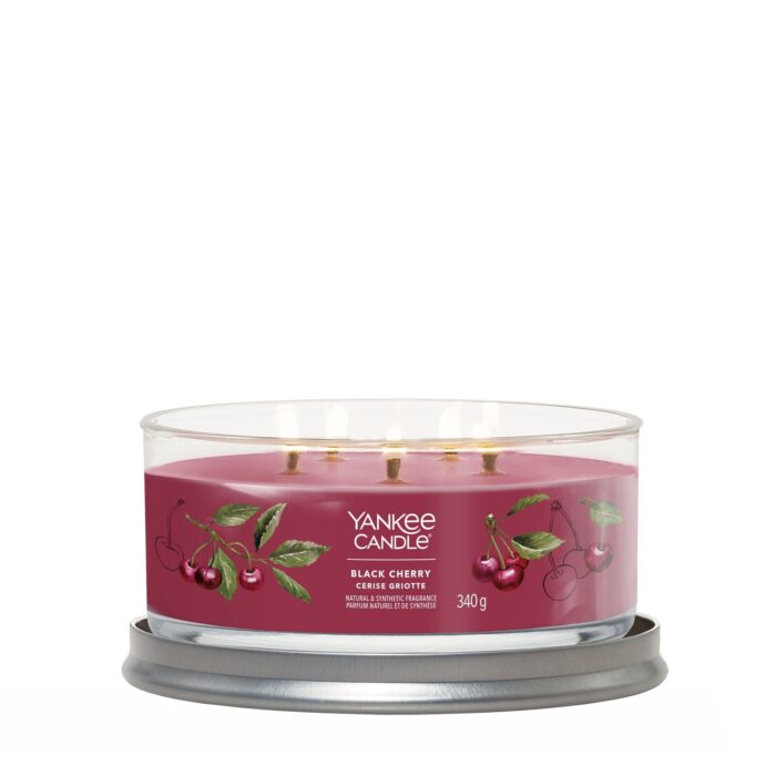 Black Cherry Duftkerze mit fünf brennenden Dochten auf silbernem Untersetzer