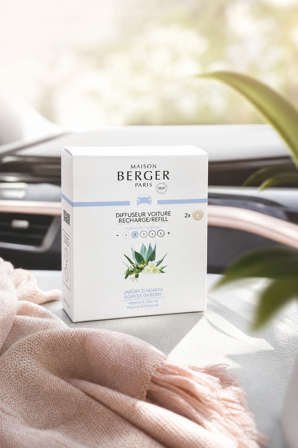 Maison Berger Paris Autoduft-Nachfüller-Set liegt sichtbar im Innenraum eines Fahrzeugs