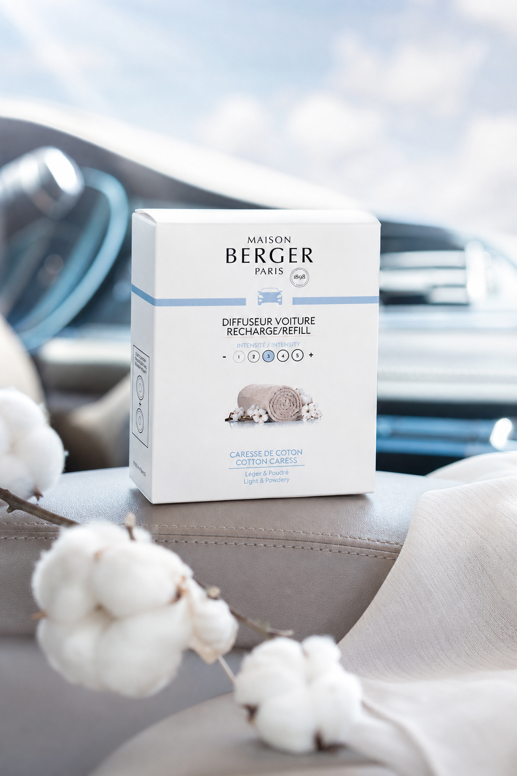 Maison Berger Autoduft-Nachfüller liegt auf einem Autositz im Fahrzeug
