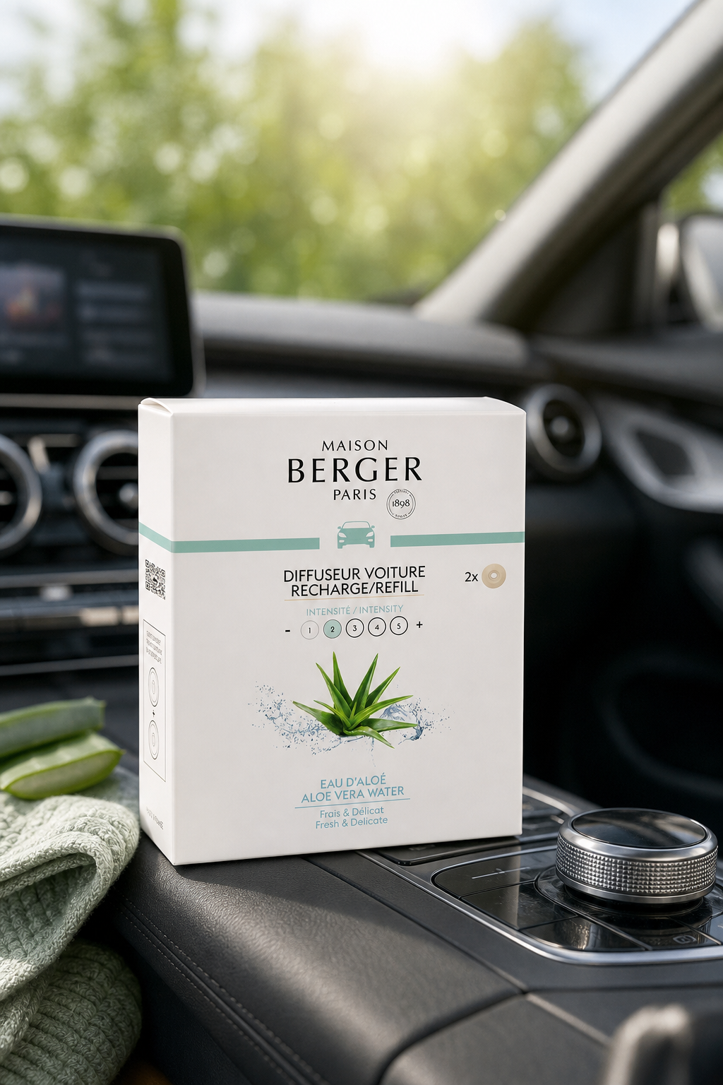 Maison Berger Verpackung für Autoduft-Nachfüller auf der Mittelkonsole eines Autos