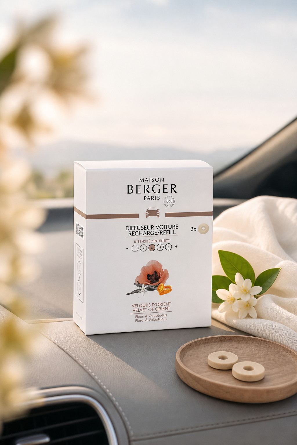 Maison Berger Autoduft-Nachfüller Velours d’Orient im Fahrzeug mit zwei Duftkeramikteilen