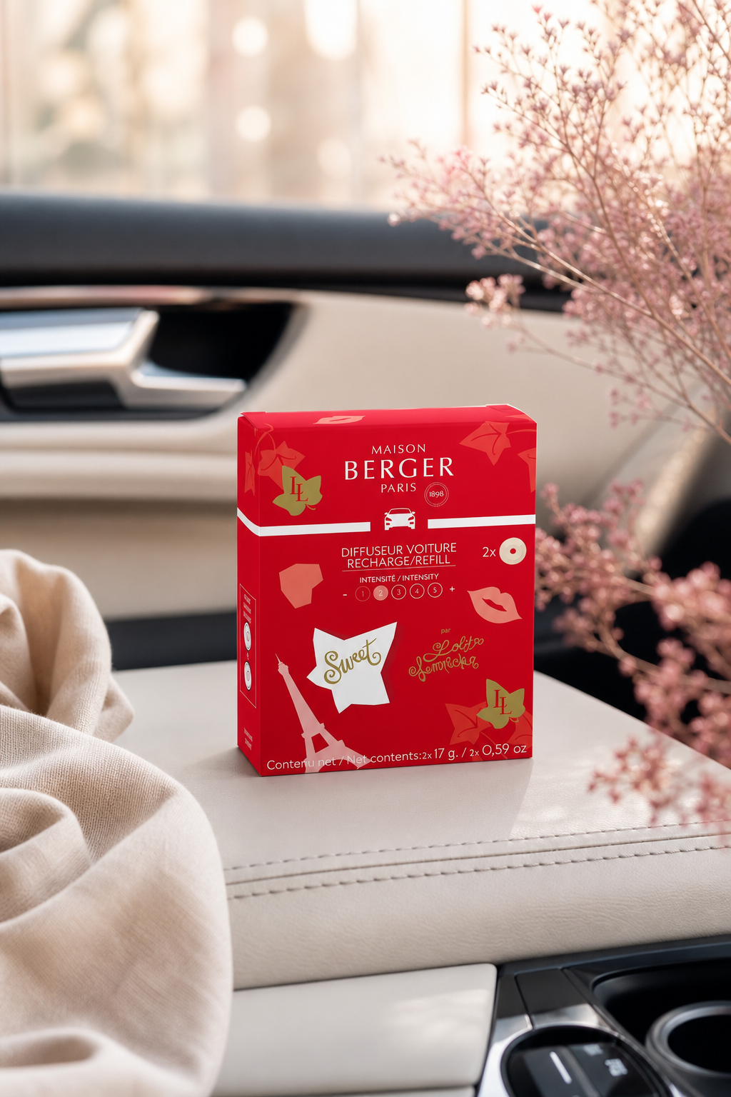 Maison Berger Sweet Auto-Duft-Nachfüllpackung liegt auf der Mittelkonsole eines Fahrzeugs