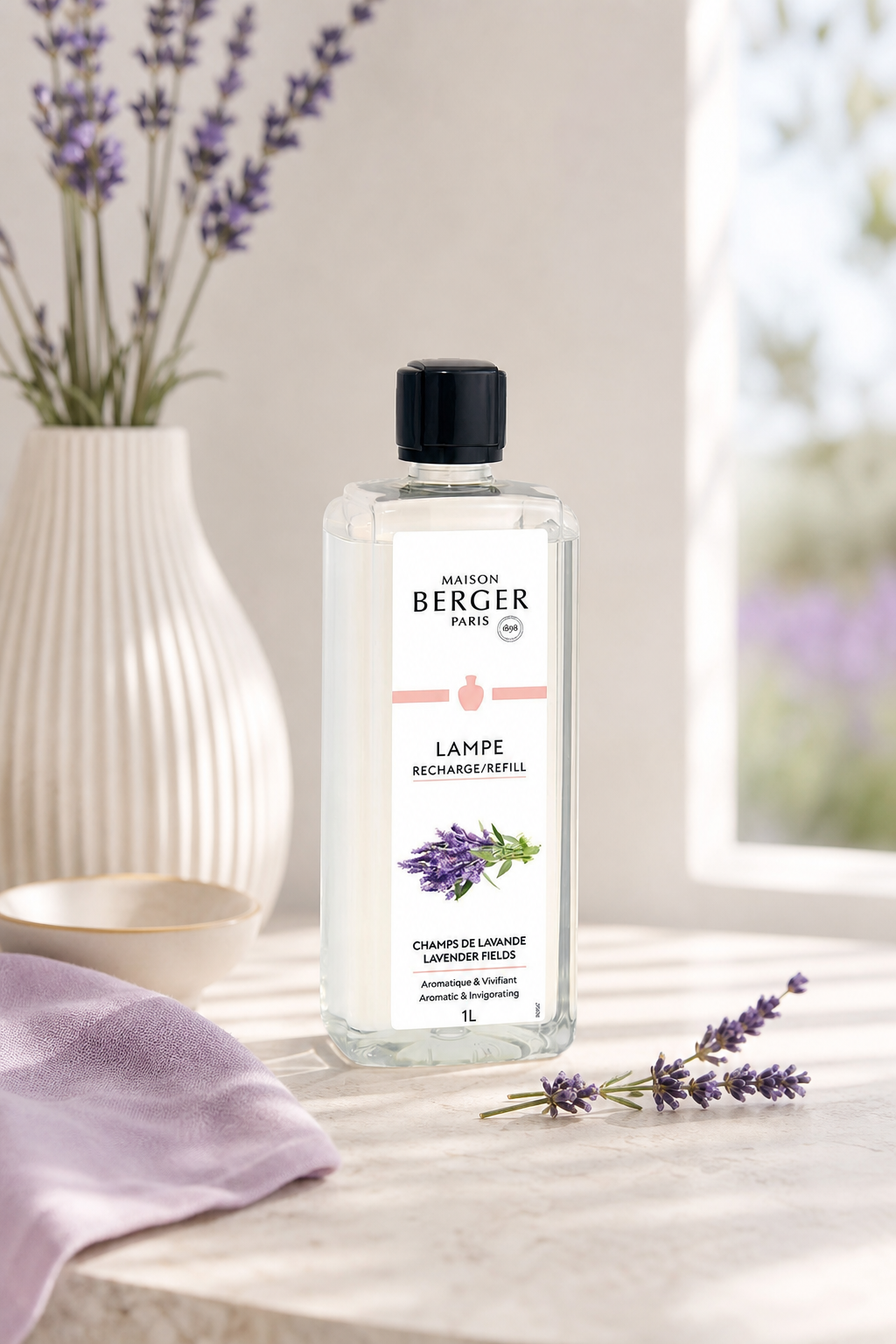 Maison Berger Lavendel-Nachfüllflasche auf Tisch neben Vase und Lavendelzweigen
