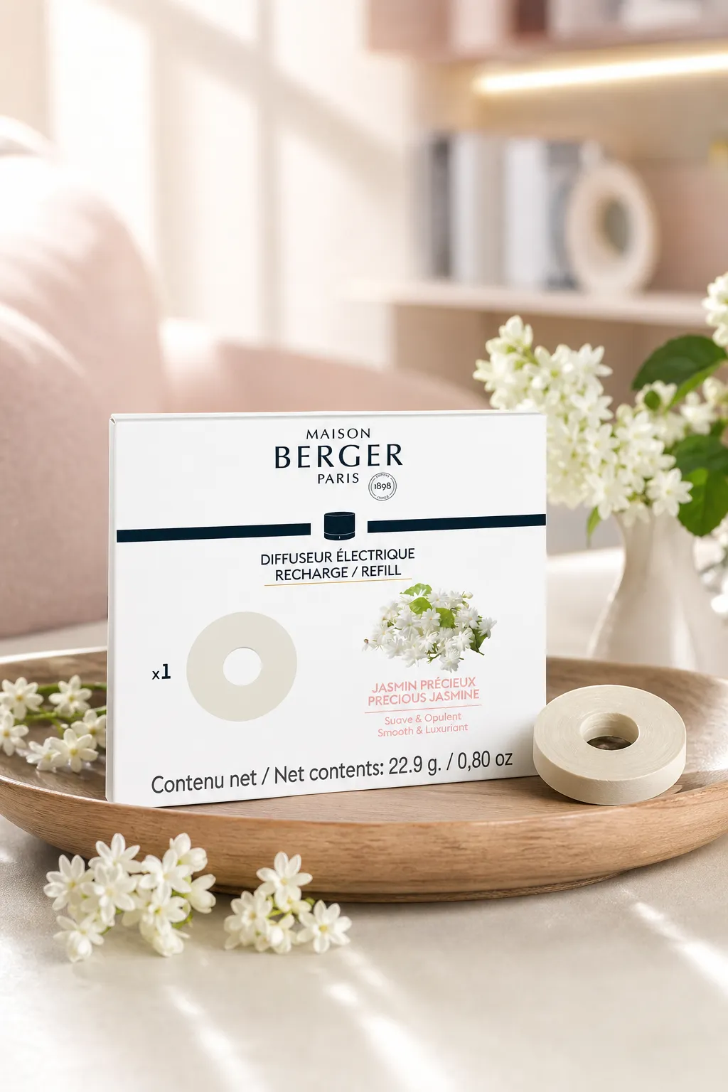 Jasmin-Nachfüller auf Holztablett Jasmin-Diffuser-Nachfüller in Verpackung und separat auf Holztablett