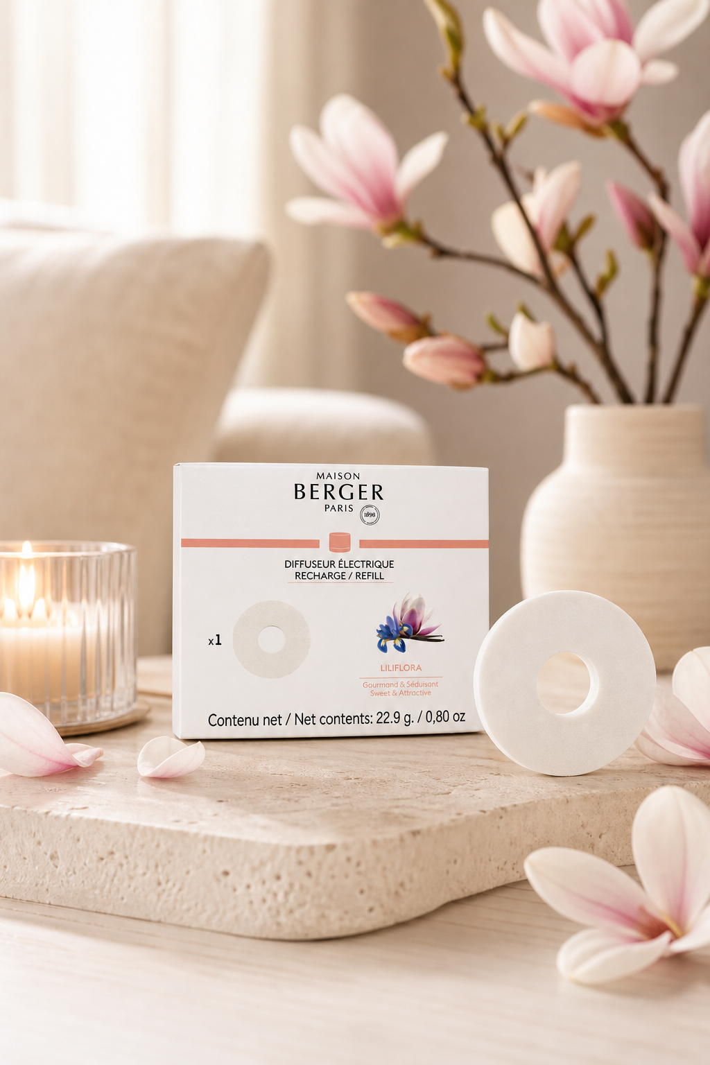 Liliflora Nachfüller und Verpackung neben Vase und Blüten