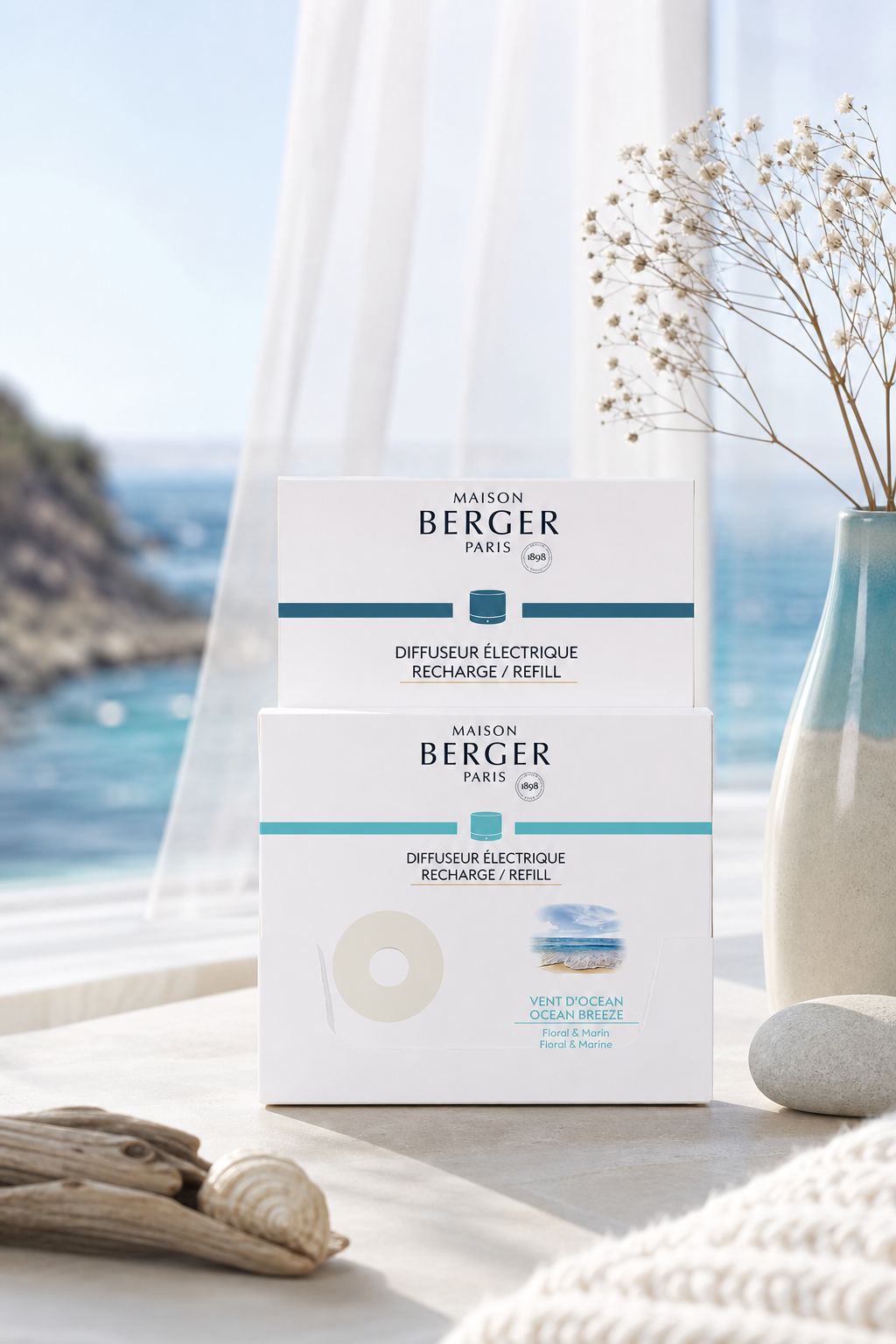 Maison Berger Paris Diffuser-Nachfüller vor einem Fenster mit Meerblick