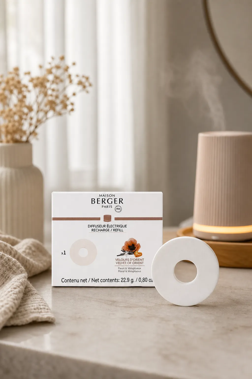 Diffuser-Nachfüller in Wohnszene Maison Berger Nachfüller und Verpackung neben eingeschaltetem Diffuser in Wohnumgebung