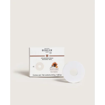 Weißer Diffuser-Nachfüller mit Maison-Berger-Verpackung auf einer Tischfläche