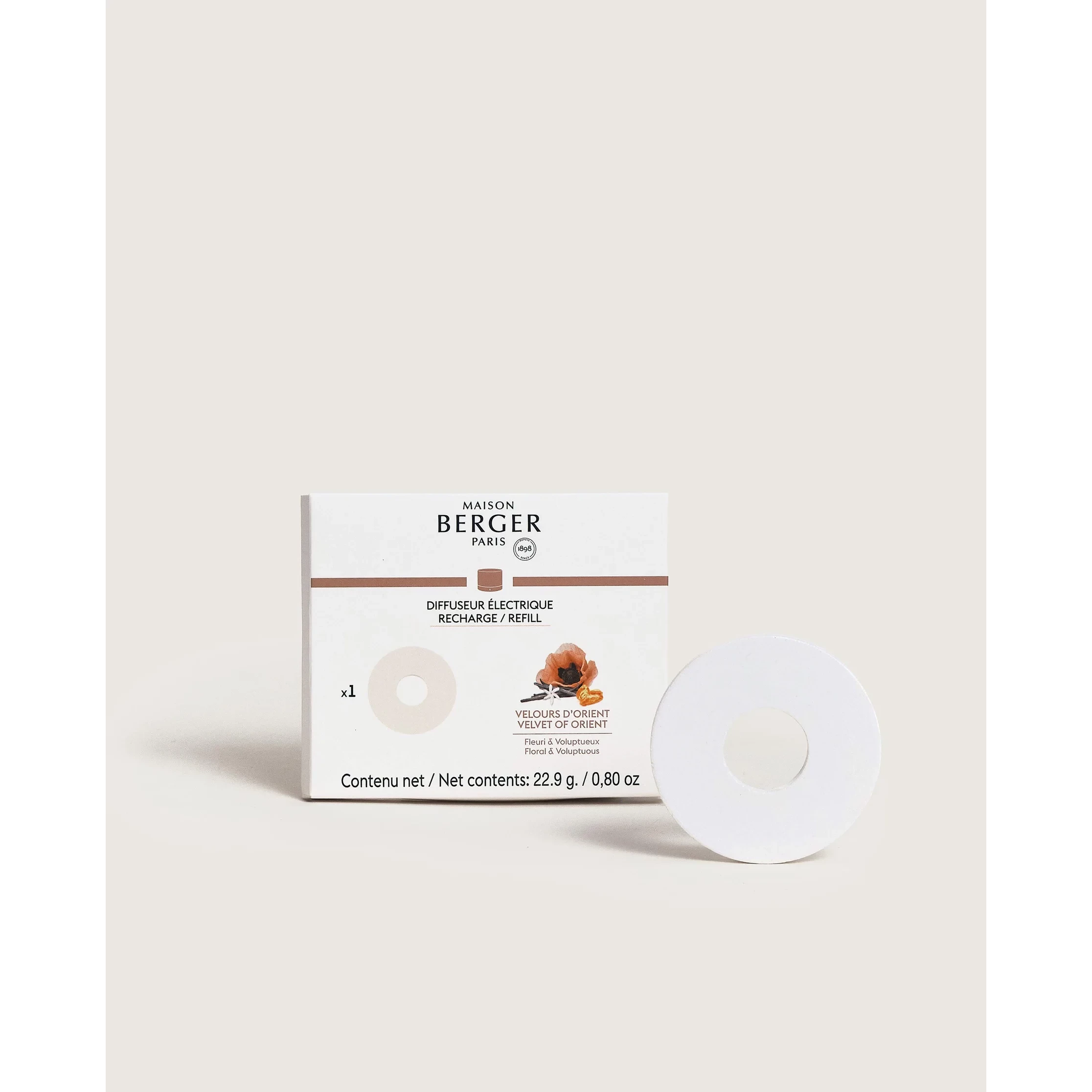 Diffuser-Nachfüller mit Verpackung Weißer Diffuser-Nachfüller mit Maison-Berger-Verpackung auf einer Tischfläche