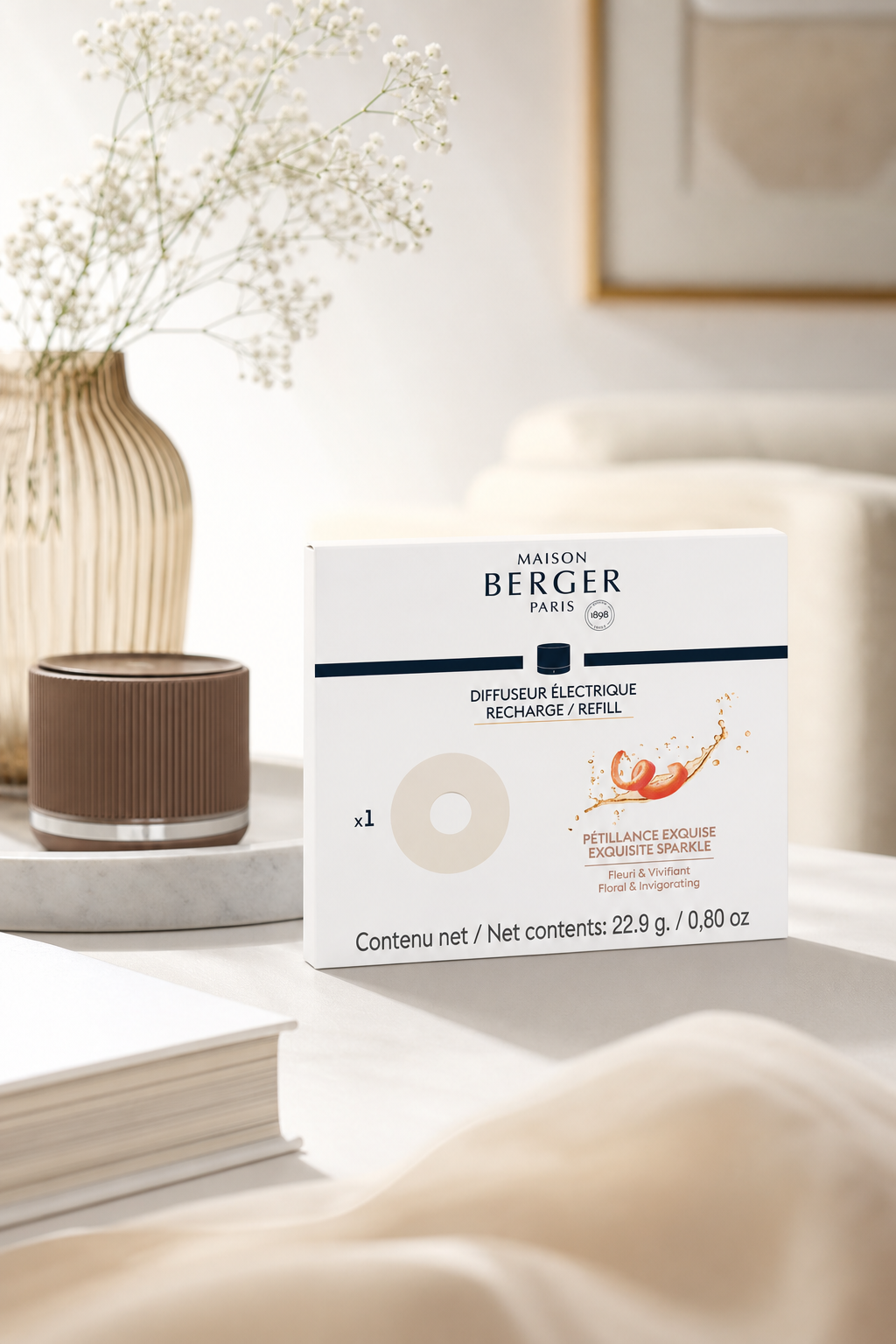 Maison Berger Diffuser-Nachfüller vor elektrischem Diffuser im Wohnraum