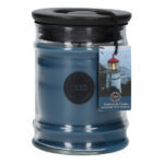 Blaue Nantucket Coast Kerze im Glas mit schwarzem Deckel und Anhänger