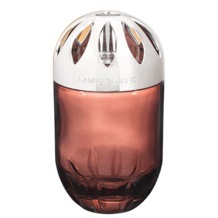 Pflaumenfarbene Lampe Berger mit silberner Kappe auf weißem Hintergrund