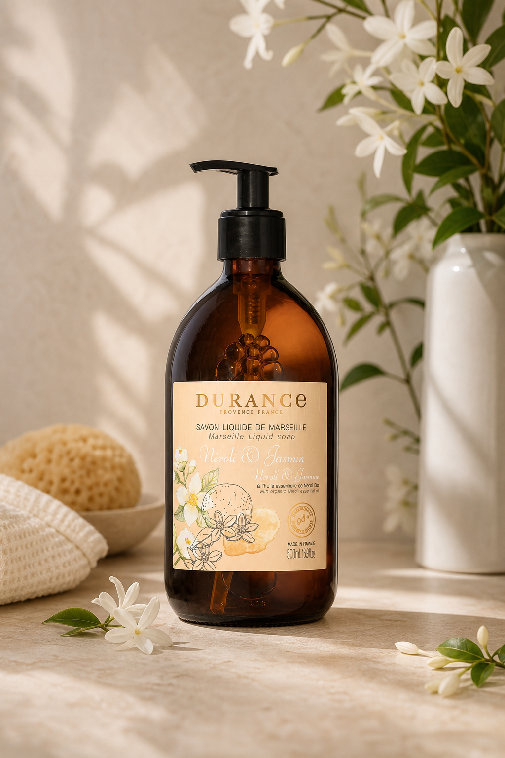 Neroli & Jasmin Marseiller Flüssigseife 500ml in einer stimmungsvollen Anwendungsszene