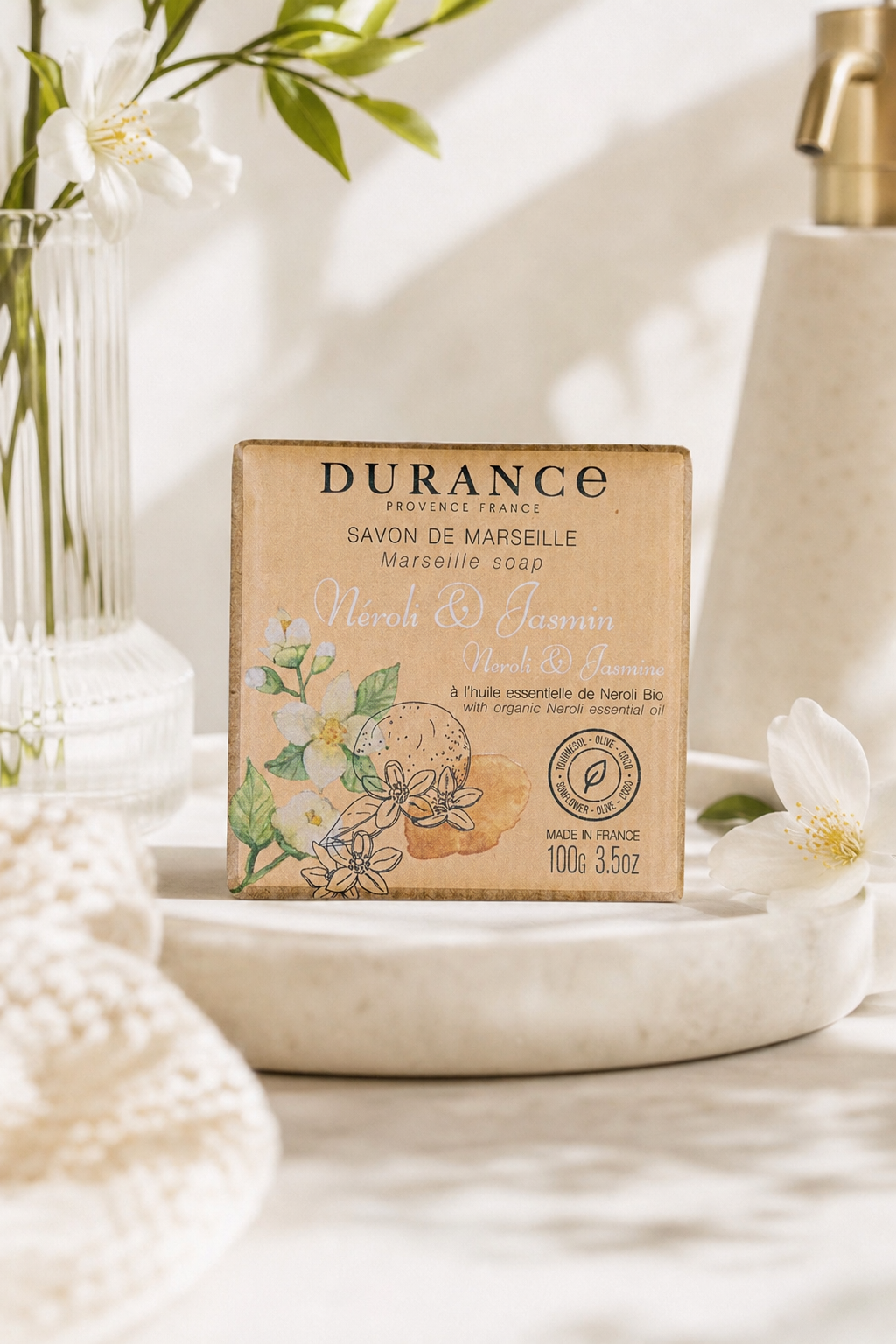 Neroli & Jasmin Marseiller Seife 100g in einer stimmungsvollen Anwendungsszene