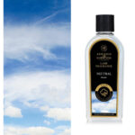 Flasche Ashleigh & Burwood Neutral Lamp Fragrance vor blauem Himmel